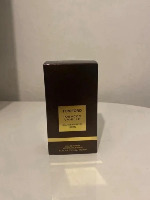 Tom Ford Tobacco Vanille 100ml - Tom Ford Tobacco Vanille Eau de Parfum, 100ml. Lyxig och ikonisk parfym i snygg förpackning, perfekt för dig som vill sticka ut med en exklusiv doft. Passar dig som gillar trendiga och klassiska märken.