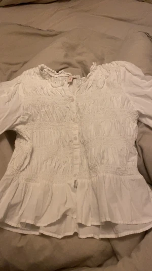 Nelly blus - Vit smockad Nelly blus med puffiga armar. Använts 2-3 gånger