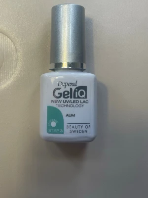 Depend GeliQ UV/LED lack - Depend GeliQ UV/LED lack. Steg 3, nyansen AUM. AUM – Frisk, harmonisk grön som ger liv till dina naglar. 