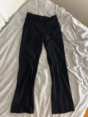 Svarta kostymbyxor  - Svarta kostymbyxor från lager157 i storlek XS. Aldrig använda