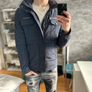 J.lindeberg field jacket - Mycket bra skick, inga defekter! Storlek S sitter som  S och passar dig som är mellan 175-185cm ungefär. Nypris ca 4000kr. Modellen är 185 cm, 75kg. Passar bra nu till våren! Skriv för mer information!🤝