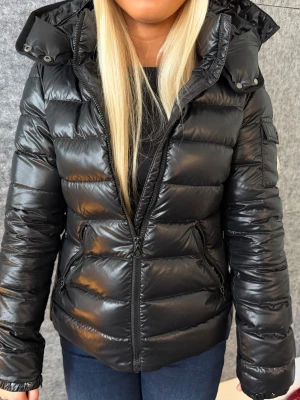 moncler jacka  - SÄLJER EJ FÖR 123kr GE BUD  nypris 9000 intressekoll!!! svart moncler jacka storlek 14 i barnstorlek men passar mig som har xs/s. har inte kvitto eller tillbehör kvar men den är äkta. mycket bra skick