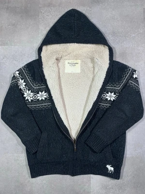 eftertraktad Abercrombie & Fitch fodrad zip-up - Säljer en vintage och eftertraktad Abercrombie & Fitch fodrad zip-up hoodie i mörkblå färg med unikt mönster. 🧵 Märke: Abercrombie & Fitch 👕 Storlek: Large (passar även Medium) 🎨 Färg: Mörkblå / navy 📌 Design: Fodrad zip-up hoodie med unikt mönster 📍 Skick: Mycket bra, se bilder!  Beskrivning: • Eftertraktad vintage-modell från Abercrombie & Fitch • Unikt mönster som gör plagget extra speciellt • Fodrad zip-up hoodie – varm och bekväm • Huva och dragkedja för praktisk användning • Inga fläckar, 