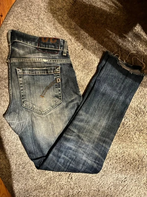 Dondup jeans med slitningar - Tja! Säljer nu dessa tvärfeta dondup jeans med slitningar🔥| Skick 9/10🙌| W30 men passar W29 L30 | Nypris ca 2500 | Pris: 649 kr😊| För fler frågor eller bilder, tveka inte att skriva😇| Priset är såklart alltid diskuterbart😉
