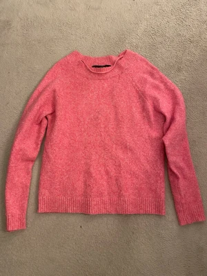 stickad tröja  - Mysig rosa stickad tröja med rund hals och ribbade muddar vid ärmslut och nederkant. Lite nopprig.