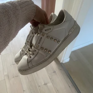 Valentino sneakers✨(nya bilder) - Säljer mina snygga valentino skor med guldiga nitar (har tappat 5 nitar men finns nya att köpa) kan även byta mot en annan färg🩷