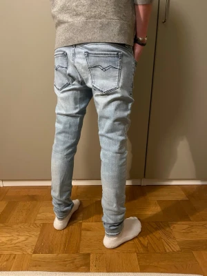 Replay New Luz ljusblå - Säljer ett par Replay New Luz jeans i ljusblå tvätt. De har slim passform, klassiska fem fickor och snygga slitningar framtill. Jeansen är tillverkade i mjukt denimtyg och har normal midja. Perfekta för dig som gillar en smal siluett och trendig look.