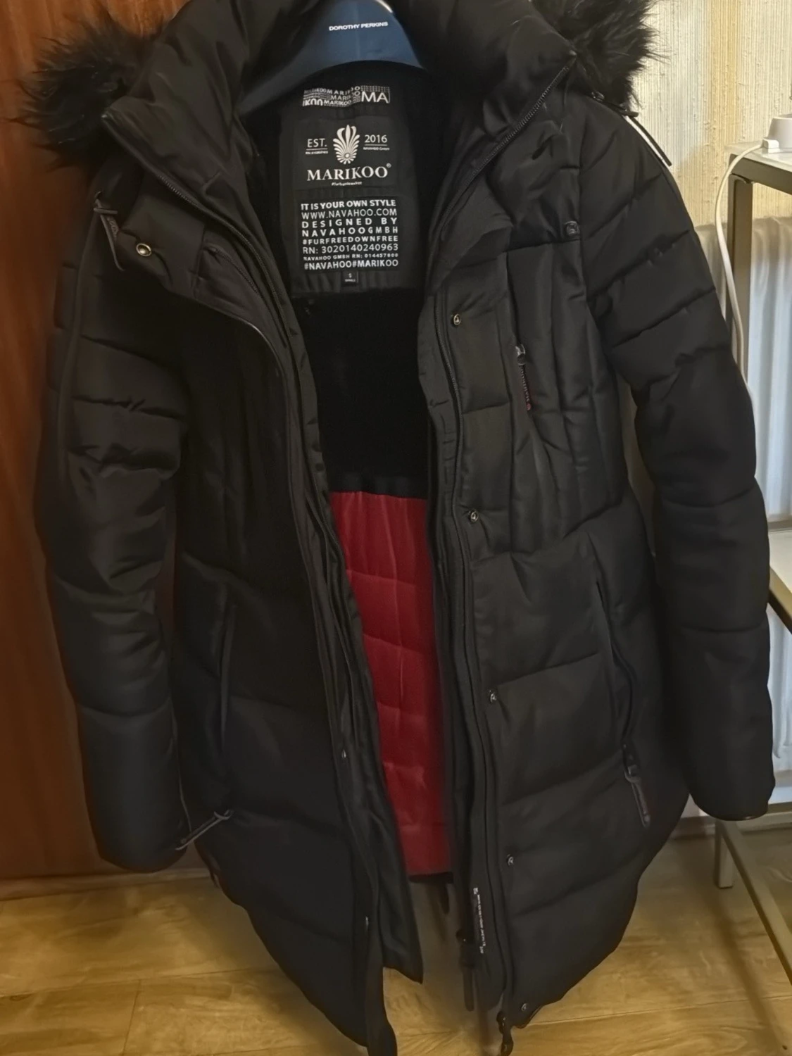 Svart lång pufferjacka från Marikoo - 3