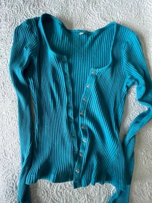 Blå kofta - Blå kofta, superfin färg. Storlek xs🩵🩵Tröjan har ett litet ”hål” som man kan se på fjärde bilden, men enkelt att bara sy ihop och märks knappt🩵