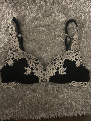 Svart intimissimi bh 75b byte mot 70b - Superfin svart intimissimi push up bh i modellen gioia. Storlek 75b byte mot en 70b! Säljer INTE endast byte🩷 använd några gånger men i fint skick.