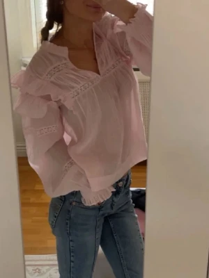 Rosa blus  - Hej! Jag säljer denna snygga rosa blusen i storlek 130-140 på både längden och själva tröjan, inte använt nytt med prislapp. Själv köpte jag den för 299 ungefär och säljer för 130