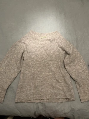 Grå stickad v-ringad tröja - Fin grå stickad tröja! 