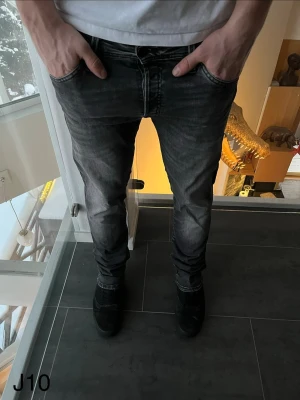 Mörkgrå Jack & Jones jeans - Säljer ett par mörkgrå jeans från Jack & Jones. Med Slim/Glenn passform. Hör av er vid minsta funderingar!