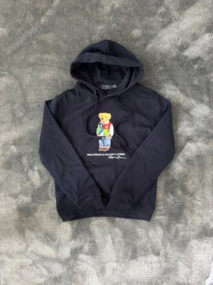 Hoodie från polo ralph lauren - Hoodie från polo. Använd ett par gånger, skicket är precis som nytt. Storlek M. Skriv om ni har några frågor. Pris kan diskuteras