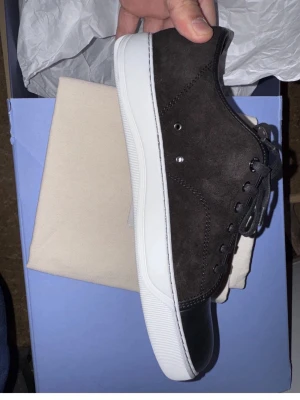 Äkta Lanvin sneakers (Stl 42) - Hej! Jag säljer nu mina splitternya Lanvin-sneakers i storlek 42. Det här är 100% originalskor av högsta kvalitet. Varför säljer jag dem? Jag fick dessa i födelsedagspresent av min mamma som köpte dem direkt i Frankrike. Tyvärr är de för små för mig då jag egentligen har storlek 43. Det tar emot att sälja dem, men de förtjänar att användas av någon som kan ha dem! Garanterat äkta: Jag lovar och garanterar att skorna är äkta. För att du som köpare ska känna dig helt trygg erbjuder jag följande