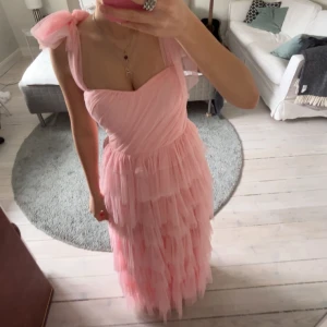 Rosa balklänning - Säljer min balklänning ifrån lace and beads!! den är köpt förra året och är bara använd en gång. den har lite defekter längt ner pågrund av att den var lite lång men det mesta går bort i tvätten! skriv för fler frågor eller funderingar!nypris 2000kr inklusive frakt🥰