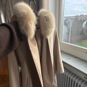 MaxMara kappa - Jätte fin kappa, kommer dock inte till användning längre. Sparsamt använd, jätte fint skick. 