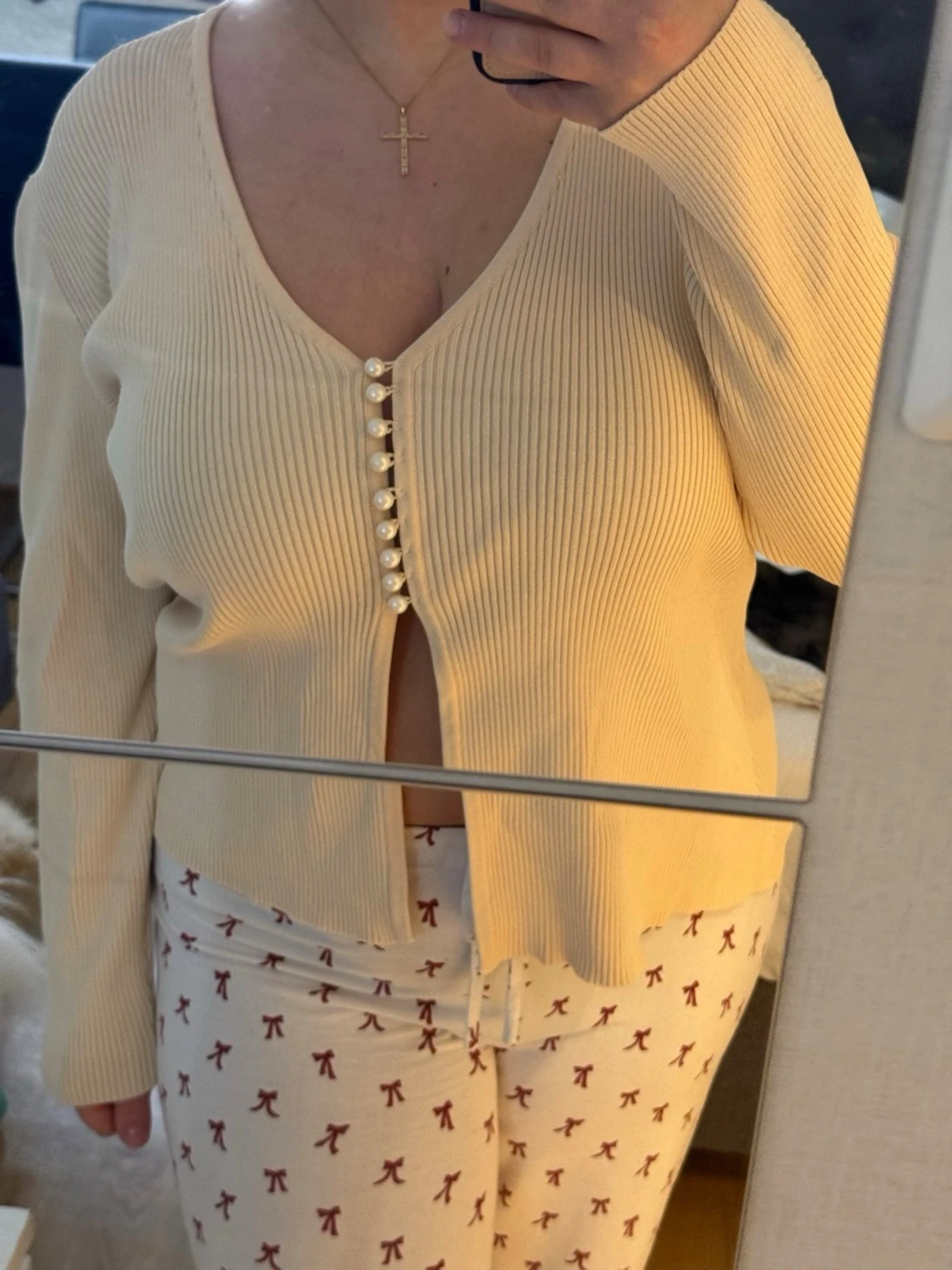 Beige ribbad kofta med pärlknappar - 1