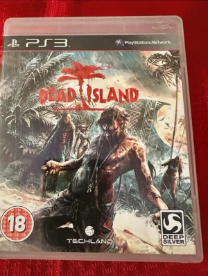 Dead Island PS3 - Dead Island till PS3 i fint skick, komplett med fodral och skiva. Omslaget och skivan är i gott skick utan synliga repor. Ett actionfyllt zombiespel för PlayStation 3, perfekt för samlare eller spelentusiaster.