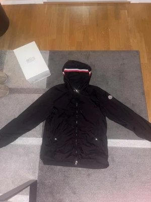 Moncler windbreaker  - Tja säljer min moncler windbreaker för jag känner att de är dags för en ny jacka denna jag har funkat perfekt på vinter men kommer funka ännu bättre till varmare tider en sak på drag kedje saken saknas så den är lite trög men annars funkar allt perfekt precis som ny 🙌🏻🙌🏻pris kan diskuteras 
