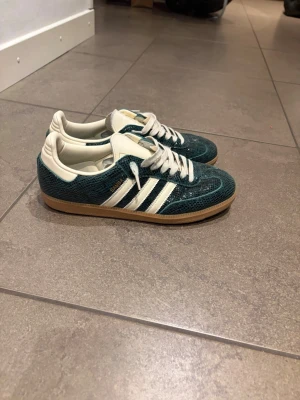 Adidas samba  - Gröna adidas samba i ”krokodil läder” storlek 44 i sjukt bra skick!