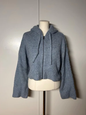 Stickad kofta / hoodie Zara  - Stickad hoodie kofta från Zara i storlek xs-s (oversize passform)  Köp sker via köp nu, jag postar inom 24h. Kvar tills markerad såld 