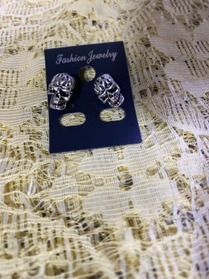 Dödskallar Örhängen  - ett par örhängen i form av dödskallar.