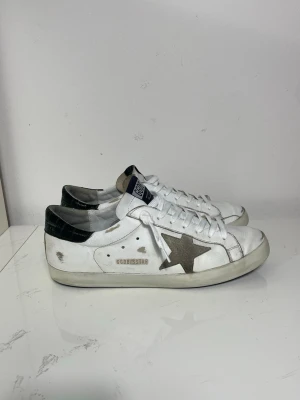 Golden goose Superstar  - Säljer nu dessa Golden goose Superstar skor i storlek 43, skriv för fler bilder/frågor🙌🏼