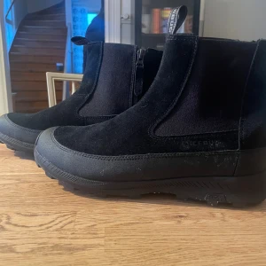 Icebug Boda M BUgrip - Helt nya, använda en gång då min morfar testade de och upptäckte att dom ej skulle passa han. Jätte fint mocka material 