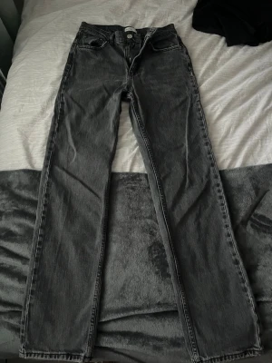 Raka jeans Gina Tricot  - Snygga svarta jeans Perfect Jeans från Gina Tricot i rak modell. Använda några gånger men i bra skick!🖤