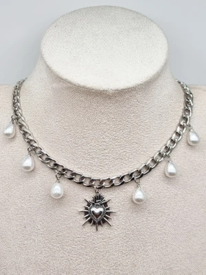 Stilfullt halsband med hjärta  - Material-rostfritt stål.  Kedjetjocklek-7mm 