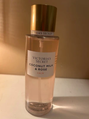 Coconut Milk & Rose Mist -  body mist från Victoria's Secret med doft av kokos och ros 250 ml bara använt ett spray pris kan diskuteras💗