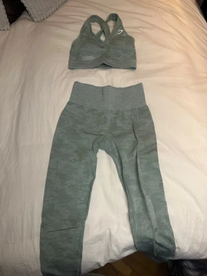 Grön camo set från Gymshark - Set från gymshark. Använt fåtal gånger. Allt i storlek XS. 