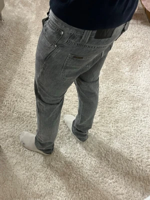 Nudie jeans Grim Tim - Nudie Jeans | skick 9/10 | Storlek 31/32 | Pris - 599kr | Modellen är ca 179cm lång | Hör av dig vid minsta fråga eller fundering!!