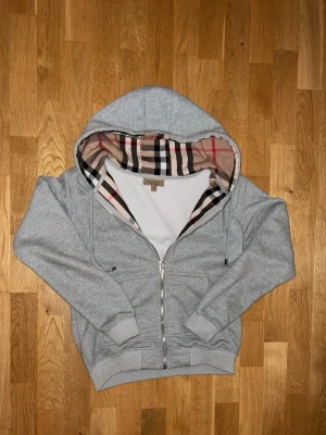 Grå burberry zip-up  - Säljer grå burberry zip-up passar med det mesta dessutom är väldigt skön.