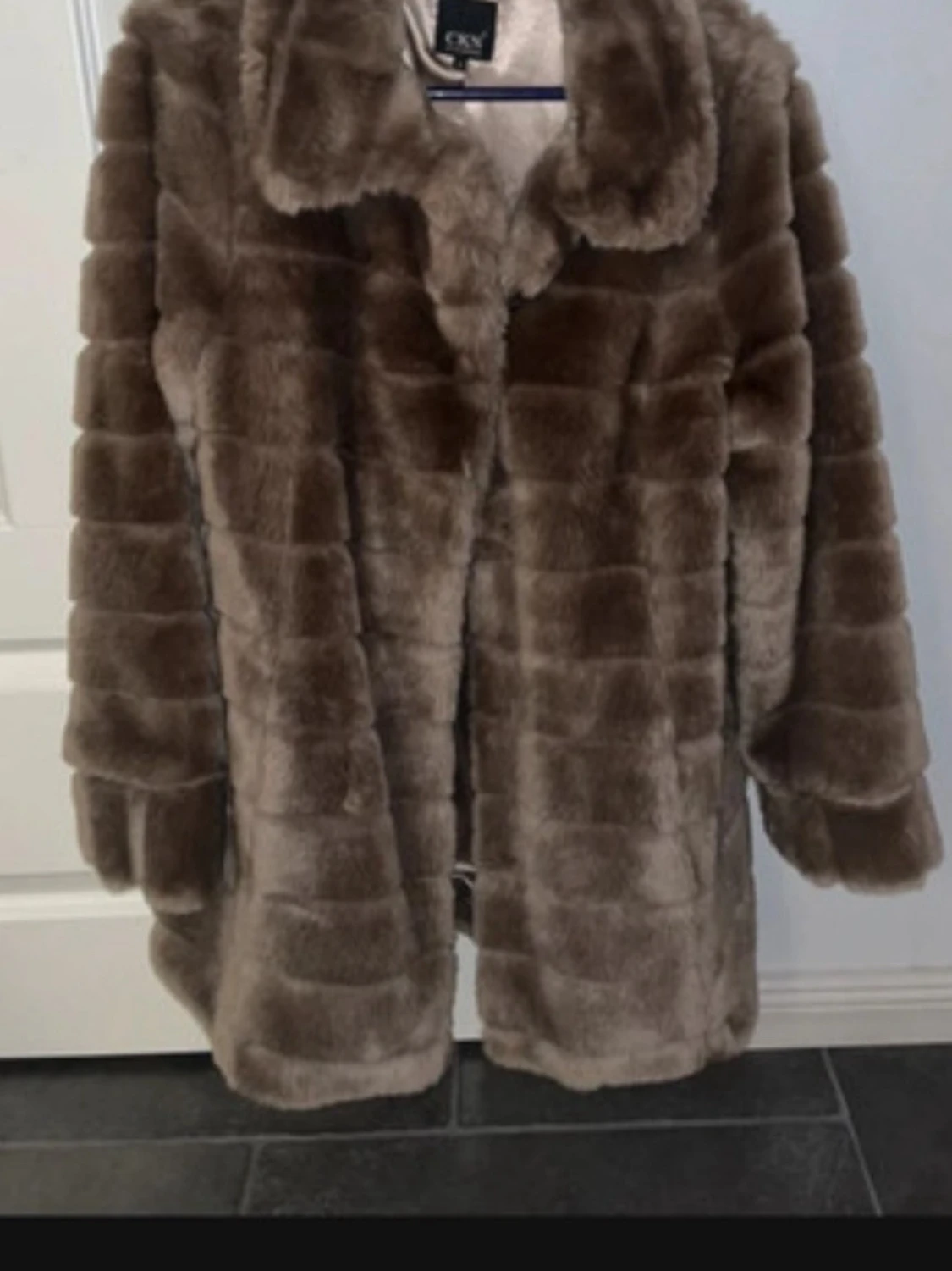 Beige pälsjacka från CKN Scandinavia - 1