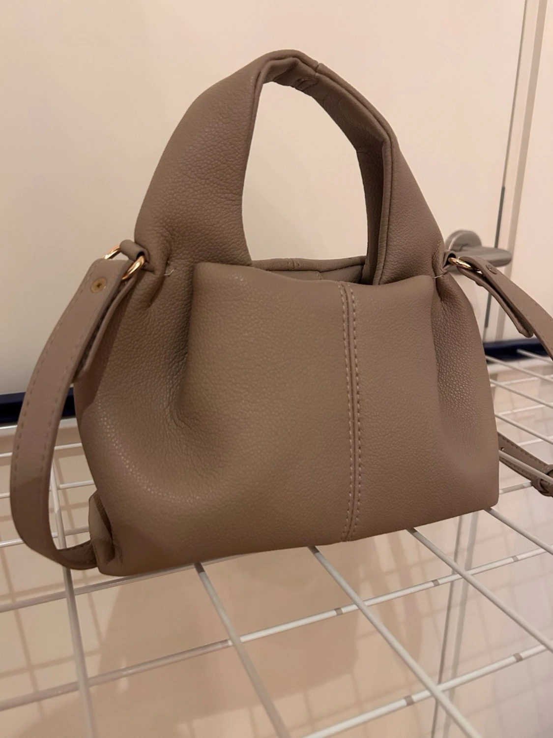 Beige axelväska i skinnimitation