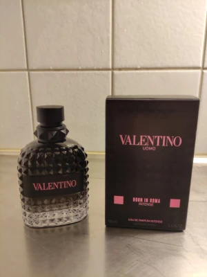 Valentino Uomo Born In Roma Intense - Valentino Uomo Born In Roma Intense Eau de Parfum, 100 ml. Snygg och modern design som sticker ut. Tillverkad i Frankrike. Fraktar samma dag och priset är fast. Försöker bli av med den snabbt. Jag har många parfymer I min kollektion 