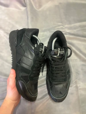 Valentino Rockrunners | Size 45 - Säljer dessa otroligt feta rockrunners skorna i size 45. Skorna är i mycket bra skick, som även syns på bilderna. Inget og tillkommer vid köp | Skriv vid minsta lilla intresse ! ⭐️