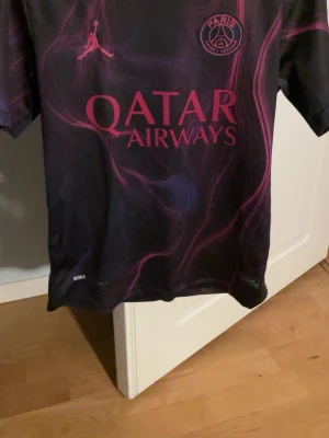 T-shirt Fotbolls tröja Psg - Bra skick storlek 164 men den är lite mindre i storleken