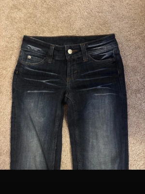 Weekday jeans super low waist  - Super low waist jeans från weekday storlek 26/32 som passar som dtt xs 