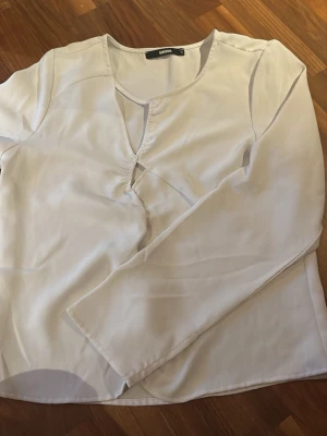 blus - säljer denna pågrund av att den inte kommer till användning längre💕