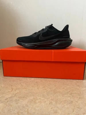 Nike Pegasus 41 - Nike Pegasus 41 ✅ Färg: Svart Storlek: 41 Skick: Nya Ordpris: 1599   Fraktar inom 24h 🚚📦 Finns att hämta i Stockholm 📍   Beskrivning: Pegasus responsiva dämpning ger dig ett energiskt steg när du springer på hårt underlag. Upplev en lattare sko med bättre energiåtergivning, dubbla Air Zoom-enheter och en mellansula i React-skummaterial.   