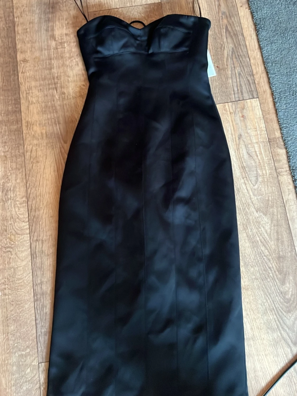 Svart satinklänning med smala axelband - 2