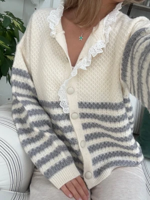 Stickad kofta med spetsdetalj  - En kofta från Rita Ros Collection i storlek TU (one size), uppskattad till en S. Jag fraktar inom 24h, frakt med PostNord prioriteras. Se liknande plagg i min profil! 