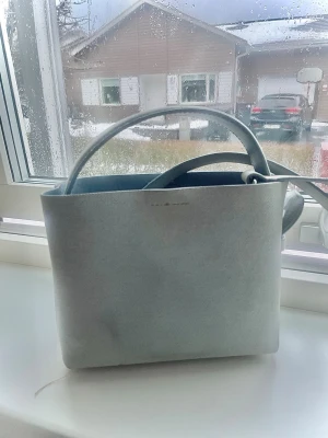 Arket väska  - Säljer min populära arket väska. Den har både ett långt och ett kort band. Köpte den för ca ett år sedan för 1400kr och andvänt den ett fåtal gånger. 