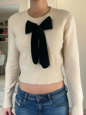 Beige stickad tröja  - Superfin stickad tröja med rosett från Zara💕 