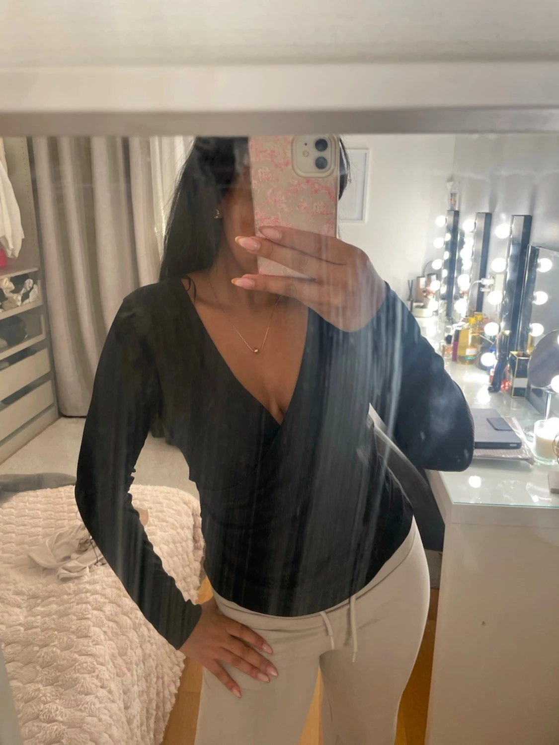 Svart omlottopp med v-ringning - 2