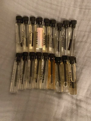 Set med 18 ESSNCE parfymprover - En ursprunglig tester från essence kostar 45kr, här har du 18 för 200kr vilket motsvarar ungefär 4 nya testers. 18 testers från Essence kostar 810kr. PASSA PÅ!! Upptäck 18 olika doftprover från ESSNCE – perfekt för dig som vill testa nya parfymer och hitta din favorit. Smidiga små flaskor, enkla att ta med. Flera olika doftnamn syns på flaskorna, t.ex. Orange Blossom. skriv om ni undrar om något 💕