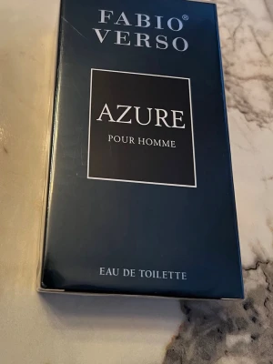 Fabio Verso Azure Pour Homme - Modern eau de toilette för honom med stilren design. Perfekt för dig som vill ha en fräsch och maskulin touch i vardagen. Snygg present till dig själv eller någon du gillar.